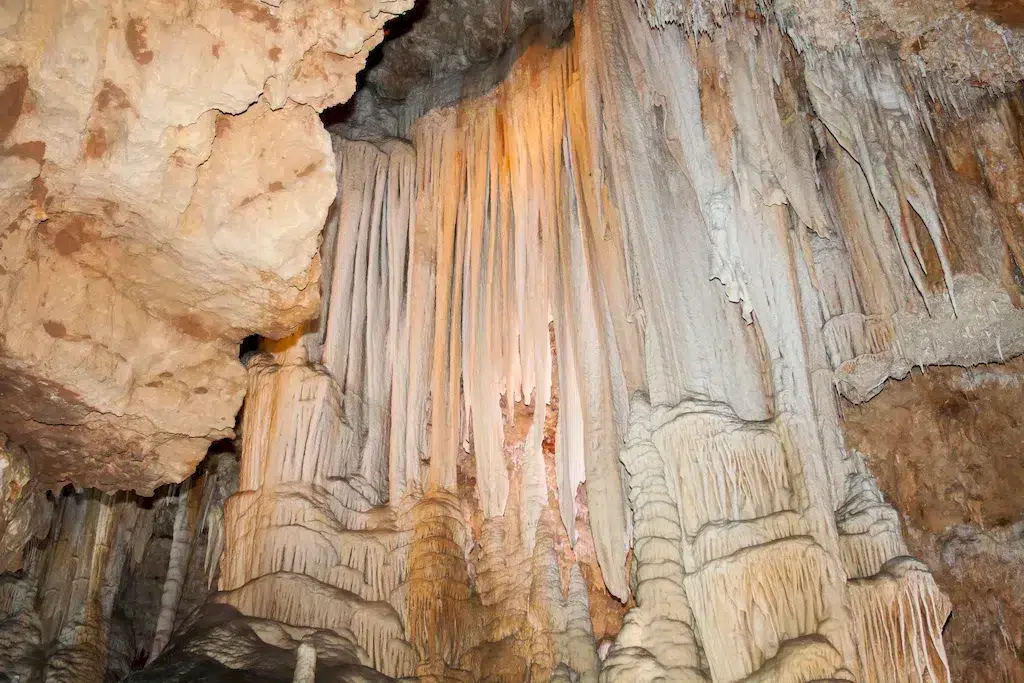 visiter les grottes de clamouse en herault