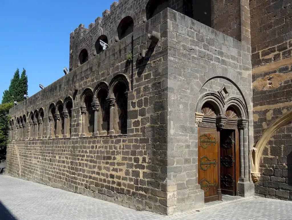 visiter la cathedrale de agde en occitanie
